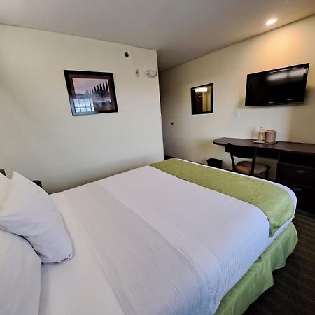 Microtel Inn And Suites By Wyndham Toluca Exterior photo