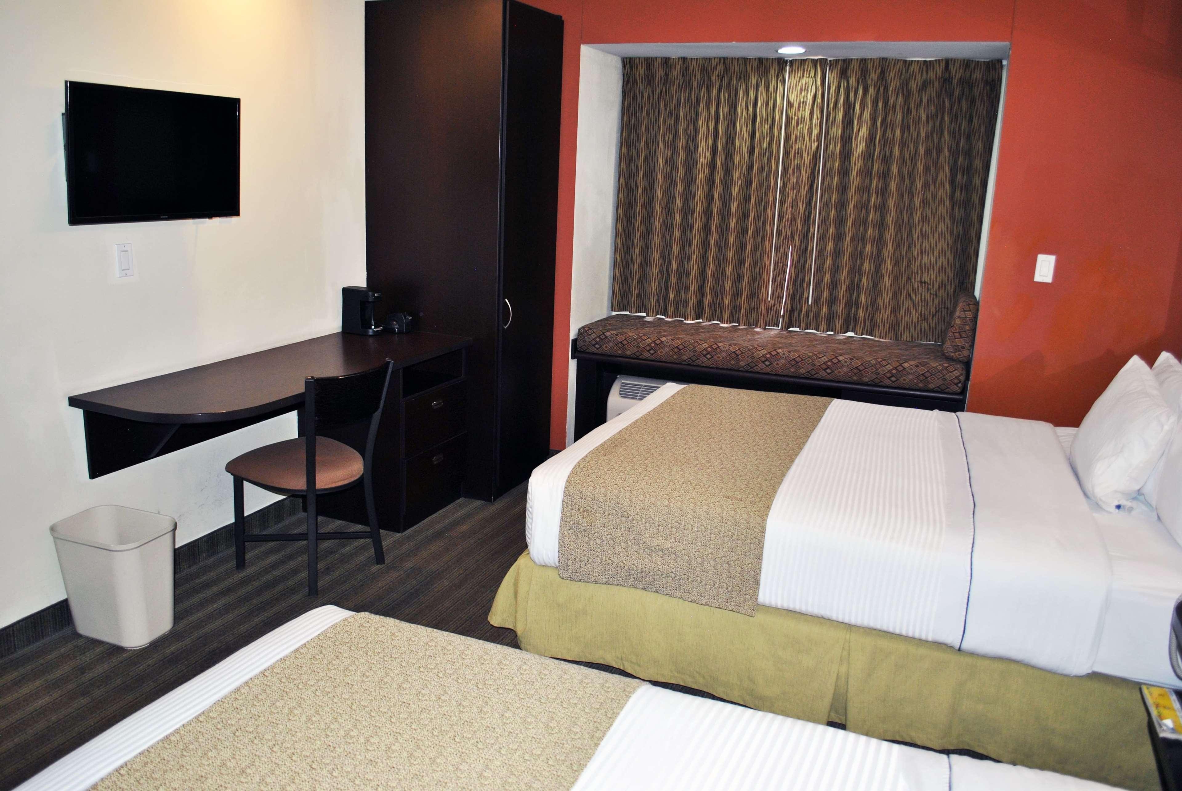 Microtel Inn And Suites By Wyndham Toluca Exterior photo