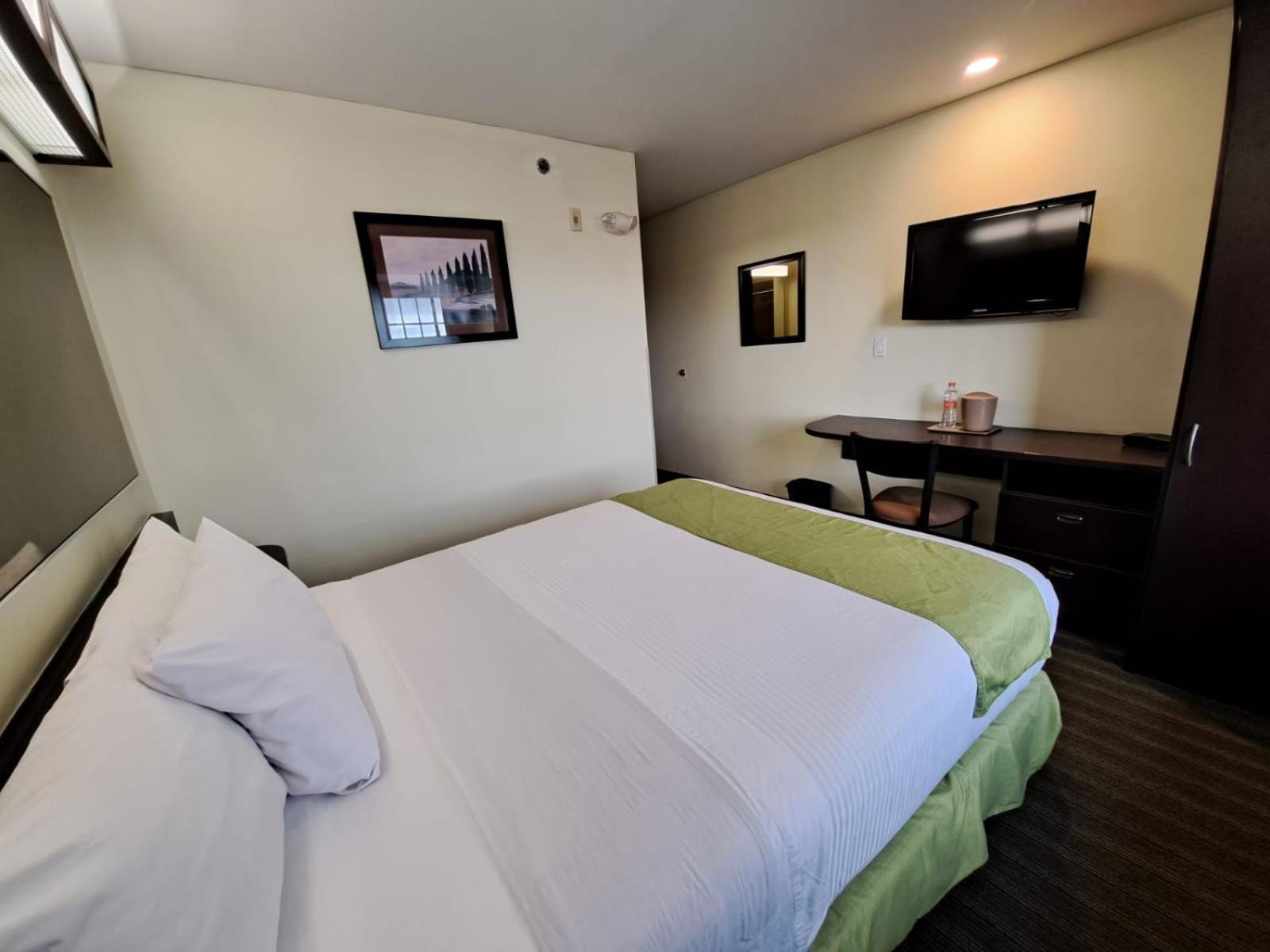 Microtel Inn And Suites By Wyndham Toluca Exterior photo
